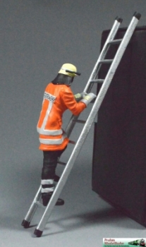 500205- Fireman on ladder - metal figure