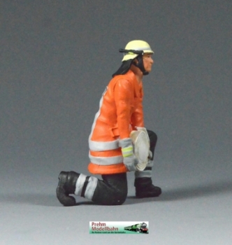 500206 - Fireman - kneeling - metal figure