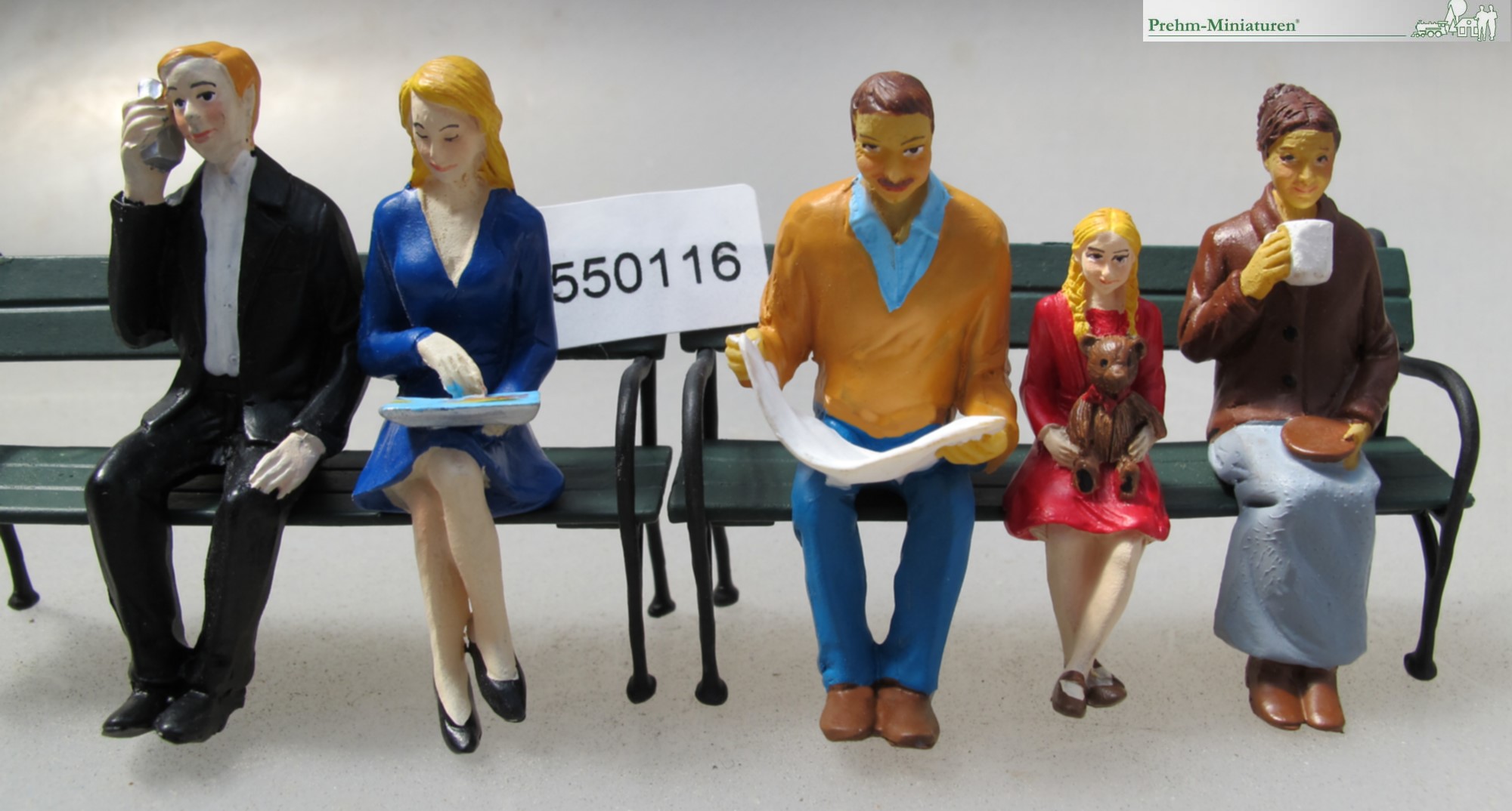 Beispiel - Artikel Nummer 550116 - 5 sitzende Figuren - Kunststoff