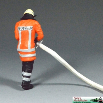 500207 - Fireman - with hose - metal figure