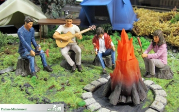 Campingplatz - Am Lagerfeuer - mit Zelten