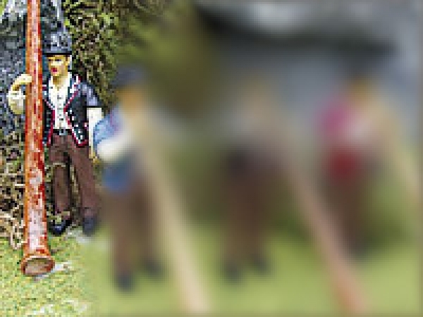 500013 - Alphornblaeser auf Alphorn stützend - Metall