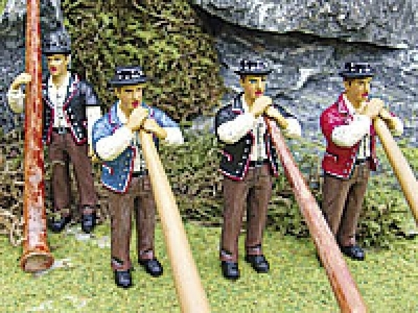 Alle Alphornbläser mit verschiedenfarbigen Kostümen.