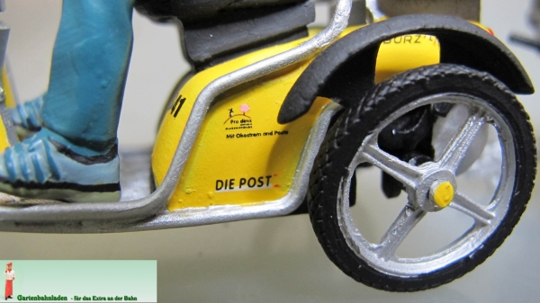 550120 Schweizer Postfahrzeug mit Anhaenger und Postboten