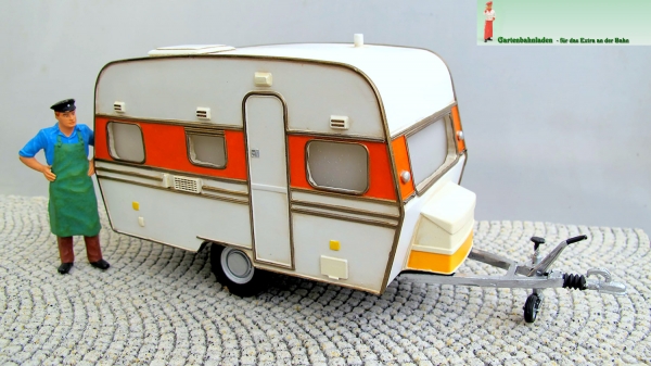 Wohnwagen 550125 Das Standmodell ist nach dem Vorbild eines Wohnwagens aus den 60ziger Jahren nachempfunden und passt herrlich in die Dampflokzeit. Das aus High-Grad-Resin gefertigte Modell ist fein detailliert und leicht gealtert, passend zu einer Campingszene